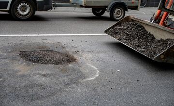 FOTO: V Novom Meste nad Váhom sa dnes ráno prepadla časť vozovky 