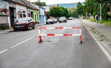 FOTO: V Novom Meste nad Váhom sa dnes ráno prepadla časť vozovky 