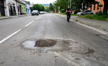 FOTO: V Novom Meste nad Váhom sa dnes ráno prepadla časť vozovky 