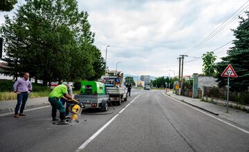 FOTO: V Novom Meste nad Váhom sa dnes ráno prepadla časť vozovky 