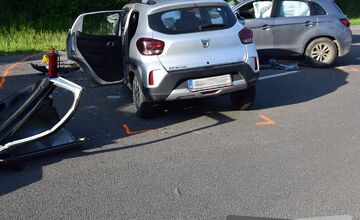 FOTO: Pri Púchovo došlo k vážnej nehode dvoch áut, jeden z vodičov nedal prednosť 