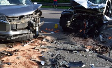 FOTO: Pri Púchovo došlo k vážnej nehode dvoch áut, jeden z vodičov nedal prednosť 