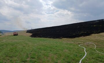 FOTO: Hasiči rýchlo zasiahli pri požiari trávnatého porastu v Opatovej