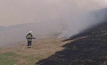 FOTO: Hasiči rýchlo zasiahli pri požiari trávnatého porastu v Opatovej