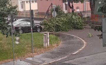 FOTO: Obyvatelia Trenčína a okolia zdieľali fotografie búrky, ktorá sa prehnala krajom 