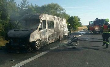 FOTO: Dráma na D1 pri Dubnici nad Váhom: Dodávku s deťmi zachvátili plamene, motorky zhoreli