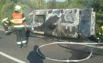 FOTO: Dráma na D1 pri Dubnici nad Váhom: Dodávku s deťmi zachvátili plamene, motorky zhoreli