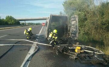 FOTO: Dráma na D1 pri Dubnici nad Váhom: Dodávku s deťmi zachvátili plamene, motorky zhoreli