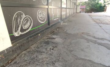 FOTO: Trenčanov trápi problém s bezdomovcami pri potravinách Terno. Vykrikujú a močia na verejnosti, tvrdia miestni