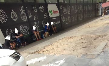 FOTO: Trenčanov trápi problém s bezdomovcami pri potravinách Terno. Vykrikujú a močia na verejnosti, tvrdia miestni