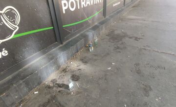 FOTO: Trenčanov trápi problém s bezdomovcami pri potravinách Terno. Vykrikujú a močia na verejnosti, tvrdia miestni