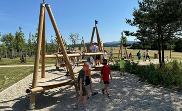 FOTO: Kde bola burina a odpad, dnes oddychujú rodiny. Sídlisko Rozkvet v Považskej Bystrici má svoj zelený raj