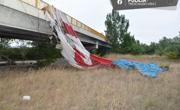 FOTO: Pri Bolešove zhorel teplovzdušný balón, ktorý sa vznietil od horiacej trávy 