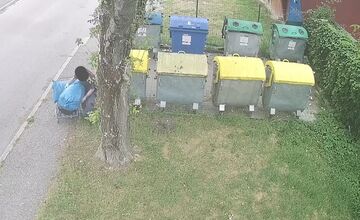 FOTO: Mestská polícia v Partizánskom identifikovala pôvodcu čiernej skládky vďaka kamerám