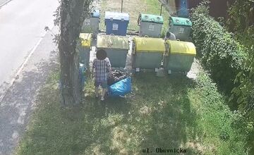 FOTO: Mestská polícia v Partizánskom identifikovala pôvodcu čiernej skládky vďaka kamerám