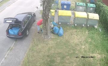 FOTO: Mestská polícia v Partizánskom identifikovala pôvodcu čiernej skládky vďaka kamerám