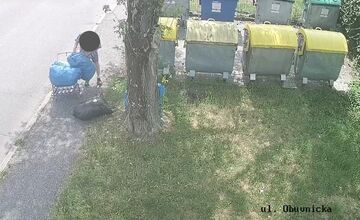 FOTO: Mestská polícia v Partizánskom identifikovala pôvodcu čiernej skládky vďaka kamerám