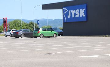 FOTO: V Dubnici nad Váhom pribudlo vyše 60 bezplatných parkovacích miest. Miestni kritizujú vzdialenosť aj pokuty