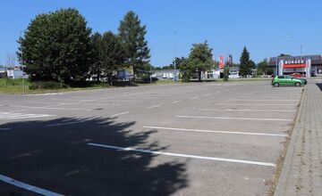 FOTO: V Dubnici nad Váhom pribudlo vyše 60 bezplatných parkovacích miest. Miestni kritizujú vzdialenosť aj pokuty