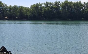 FOTO: Polícia, hasiči a potápači sa snažia na Zelenej vode nájsť neplavca, ktorý sa prevrátil s člnom