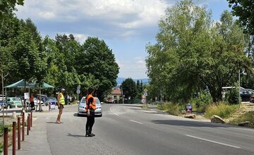 FOTO: Žilinská policajtka mimo služby pomohla zranenému cyklistovi v Bojniciach. Zosadla z motorky a konala