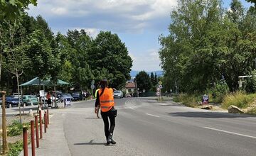 FOTO: Žilinská policajtka mimo služby pomohla zranenému cyklistovi v Bojniciach. Zosadla z motorky a konala
