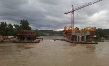 FOTO: Trenčania diskutujú o stave základov Železničného mosta 