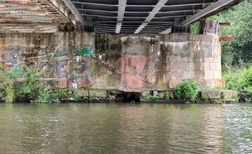 FOTO: Trenčania diskutujú o stave základov Železničného mosta 