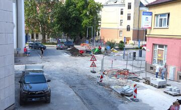 FOTO: Upozornenie pre vodičov: Parkovisko pri evanjelickom kostole v Trenčíne bude zatvorené na týždeň