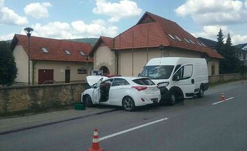 FOTO: Zrážka pri Dohňanoch: Zrazili sa auto s dodávkou, pri nehode sa zranili traja ľudia