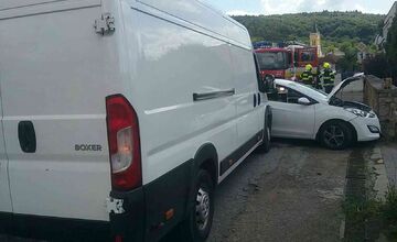 FOTO: Zrážka pri Dohňanoch: Zrazili sa auto s dodávkou, pri nehode sa zranili traja ľudia