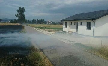 FOTO: Požiar strniska pri Kočovciach, oheň ohrozoval blízku novostavbu rodinného domu