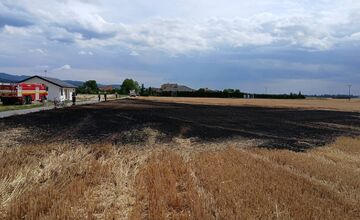 FOTO: Požiar strniska pri Kočovciach, oheň ohrozoval blízku novostavbu rodinného domu