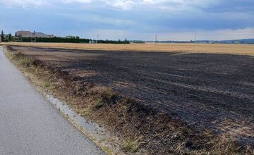 FOTO: Požiar strniska pri Kočovciach, oheň ohrozoval blízku novostavbu rodinného domu