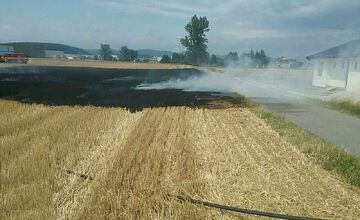 FOTO: Požiar strniska pri Kočovciach, oheň ohrozoval blízku novostavbu rodinného domu