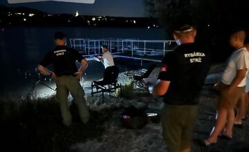 FOTO: Policajti preverovali rybárov v Novákoch. Výsledok? Príkladné dodržiavanie pravidiel
