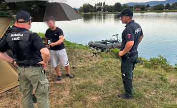 FOTO: Policajti preverovali rybárov v Novákoch. Výsledok? Príkladné dodržiavanie pravidiel