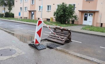 FOTO: Rekonštrukčné nedostatky na Ulici ČSA sa riešia: Mesto uplatnilo reklamáciu, práce sa začínajú už tento piatok