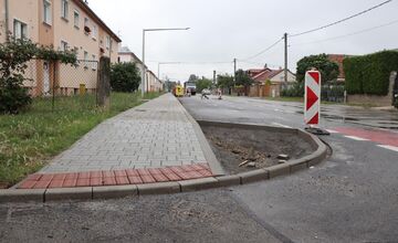 FOTO: Rekonštrukčné nedostatky na Ulici ČSA sa riešia: Mesto uplatnilo reklamáciu, práce sa začínajú už tento piatok