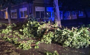 FOTO: Obyvatelia Handlovej sú po burke bez elektriny 