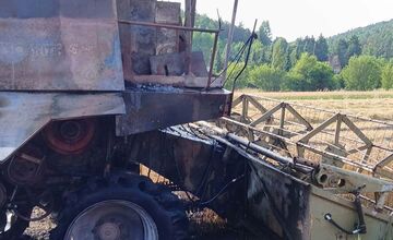 FOTO: V Hrachovišti horel kombajn aj slama, zasahovalo niekoľko hasičských jednotiek