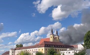 FOTO: Ilavu zachvátil hustý čierny dym z horiacej haly plnej plastov 