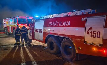 FOTO: Ilavu zachvátil hustý čierny dym z horiacej haly plnej plastov 