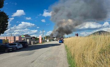 FOTO: Ilavu zachvátil hustý čierny dym z horiacej haly plnej plastov 