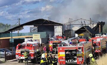 FOTO: Ilavu zachvátil hustý čierny dym z horiacej haly plnej plastov 