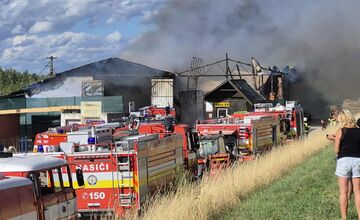 FOTO: Ilavu zachvátil hustý čierny dym z horiacej haly plnej plastov 