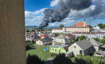 FOTO: Ilavu zachvátil hustý čierny dym z horiacej haly plnej plastov 
