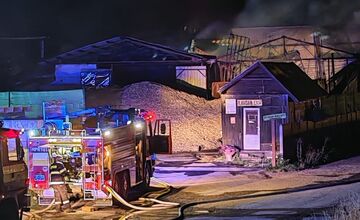 FOTO: Ilavu zachvátil hustý čierny dym z horiacej haly plnej plastov 