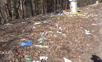 FOTO: Handlovčania sa dočkali, odpadky pri ceste v meste by mali byť minulosťou 