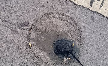 FOTO: Trenčanka stúpila do roztečenej smoly na chodníku počas prechádzky v Trenčíne